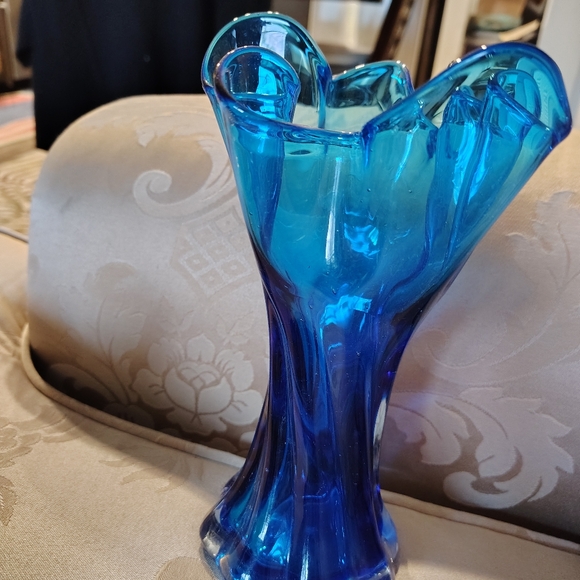 Vintage Blue 💙 Hand Blown 9" Swirled Ruffle Edge Blue Glass Bud Vase - Picture 3 of 7